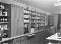 129938 Interieur van een onbekende apotheek te Utrecht.N.B. De foto werd gemaakt in opdracht van Pa.Va.Da. te ...